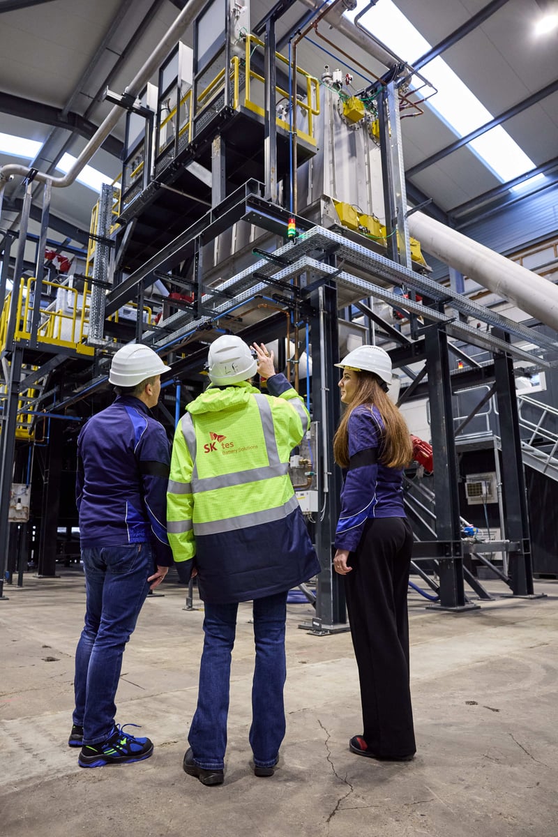 SK tes Shows visitors around battery recycling facility